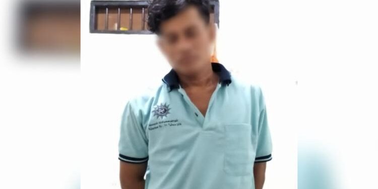 FOTO: HUMAS POLSEK/MATAKALTENG - Terduga pelaku, saat diamankan di Mapolsek Pahandut.