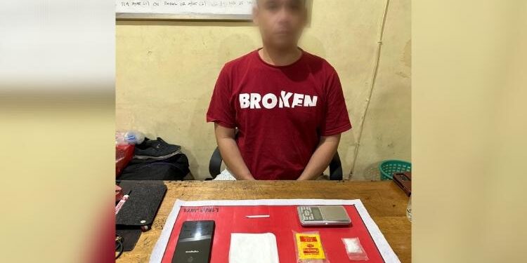 FOTO: HUMAS POLRESTA/MATAKALTENG - Terduga pelaku beserta barang bukti, saat diamankan polisi.