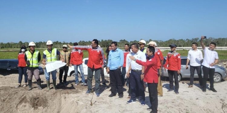 FOTO: MATAKALTENG - Kepala Dislutkan bersama Tim Kejati Kalteng melakukan Monev Pembangunan Kawasan Shrimp Estate di Desa Sei Raja Kabupaten Sukamara.
