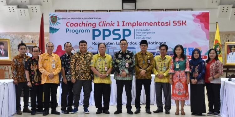 FOTO: VI/MATAKALTENG - Foto bersama usai pembukaan Coaching Clinic 1 Implementasi Strategi Sanitasi Kabupaten/Kota (SSK) Program Percepatan Pembangunan Sanitasi Permukiman (PPSP) Kabupaten Lamandau dan Katingan.