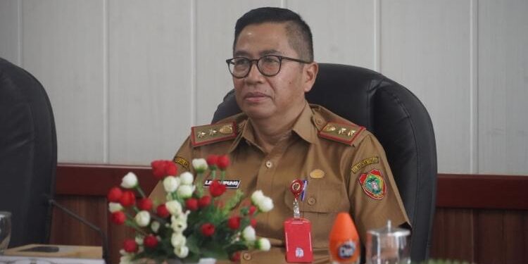 FOTO: VI/MATAKALTENG - Asisten Bidang Perekonomian dan Pembangunan (Ekobang) Leonard S. Ampung, menghadiri Rapat Koordinasi (Rakor) Pengendalian Inflasi Daerah, melalui zoom meeting.