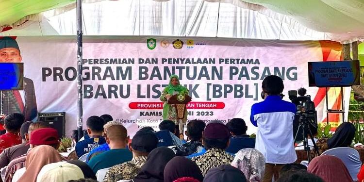 FOTO: ISTIMEWA/MATAKALTENG - Wakil Bupati Kotim, Irawati, saat peresmian dan penyalaan pertama program Bantuan Pasang Baru Listrik (BPDL) di Kecamatan Kota Besi, Kamis 8 Juni 2023.