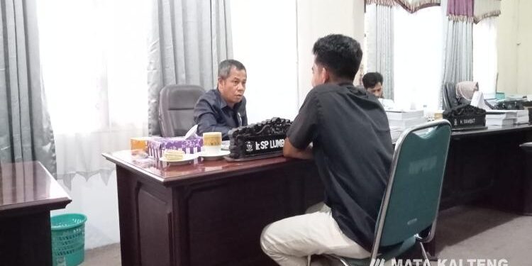 FOTO: IST/MATAKALTENG - Sanggul SP Gaol saat diwawancarai wartawan ini.