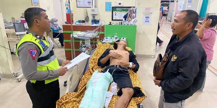 FOTO: DOKUMENTASI/MATAKKALTENG - Korban laka lantas yang terjadi pada waktu lalu, saat dibawa oleh petugas ke Rumah sakit.