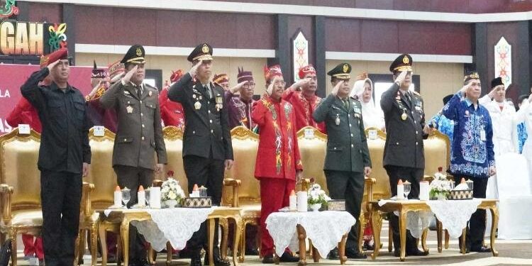 FOTO: VI/MATAKALTENG - Sekda Kalteng, Nuryakin (baju merah,red), pada saat mengikuti apel hari lahir Pancasila secara virtual.