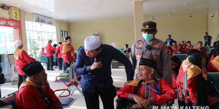 FOTO: IST/MATAKALATENG - Sekda Kotim, HM Fajrurrahman saat mengapa CJH yang menggunakan kursi roda yang hendak berangkat ke Embarkasi Banjarmasin, Jumat 2 Juni 2023.