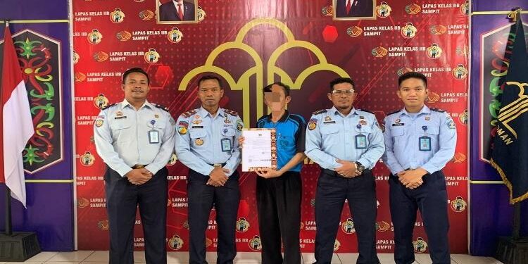 FOTO: IST/MATA KALTENG - Seorang WBP Lapas Sampit saat menerima remisi hari khusus hari raya Waisak, Sabtu 3 Juni 2023.
