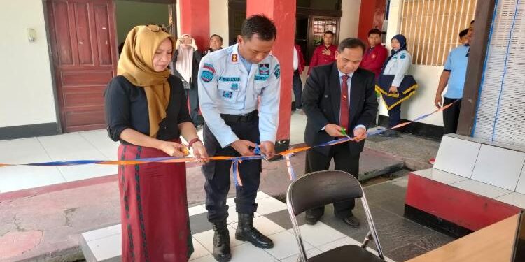 FOTO: LAPAS/MATAKALTENG - Kalapas Sampit, Agung Supriyanto, saat pemotongan pita untuk meresmikan Posbakum.