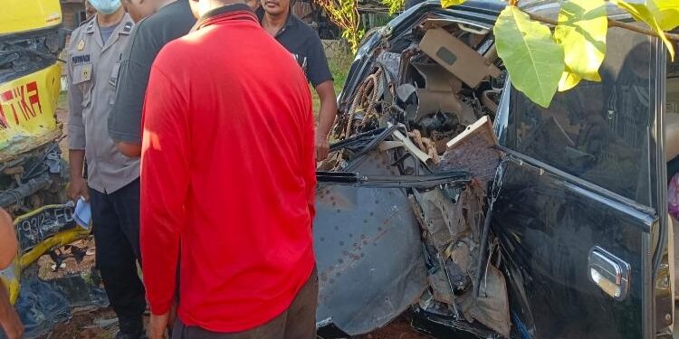 FOTO: ISTIMEWA/MATA KALTENG - Kondisi mobil yang terlibat kecelakaan yang menewaskan satu keluarga di Jalan Cilik Riwut KM 42, Desa Jemaras, Kecamatan Cempaga, Kabupaten Kotim. Senin, 12 Juni 2023.