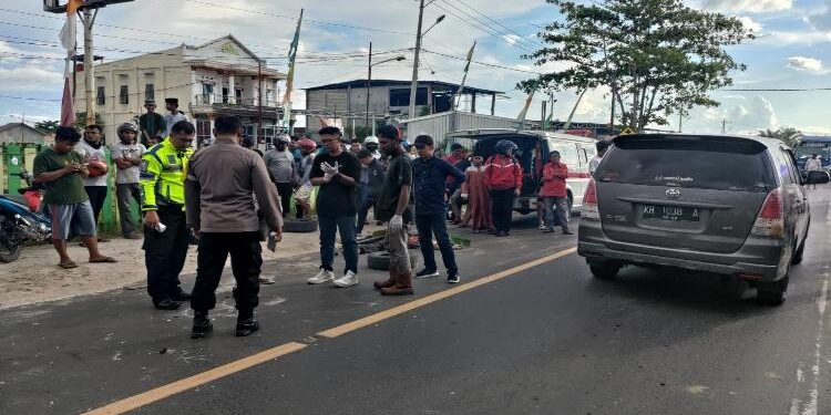 FOTO: RZL/MATAKALTENG - Personel Satlantas Polresta Palangka Raya, pada saat melakukan olah TKP.