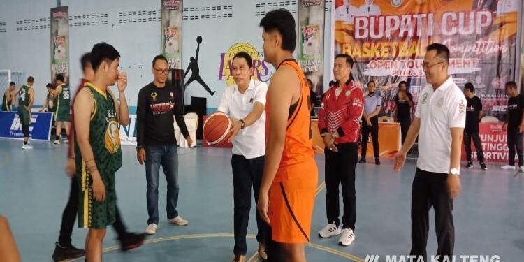 FOTO: DOK DEVIANA/MATAKALTENG - Sekda Kotim Fajrurrahman saat membuka membuka turnamen Bupati Cup Basketball Competition, Senin 12 Juni 2023.