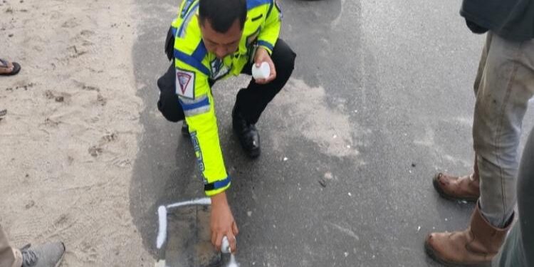 FOTO: RZL/MATAKALTENG - Personel Satlantas Polresta Palangka Raya, pada saat melakukan olah TKP.