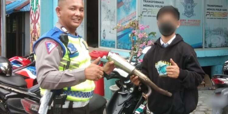 FOTO: RZL/MATAKALTENG - Pengendara berknalpot brong, saat menunjukkan knalpot brong nya yang telah dilepaskan.