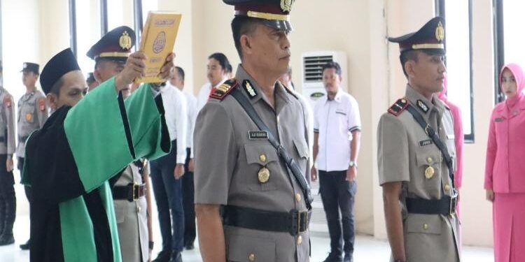 FOTO: RZL/MATAKALTENG - AKP Aji Suseno, saat mengambil sumpah dan janji pada pelantikan Kasat Resnarkoba Polresta Palangka Raya.