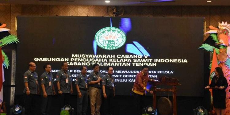 FOTO: VI/MATAKALTENG - Wagub Kalteng, H. Edy Pratowo, saat memukul gong tanda dimulainya Muscab V GAPKI Cabang Kalteng 2023.