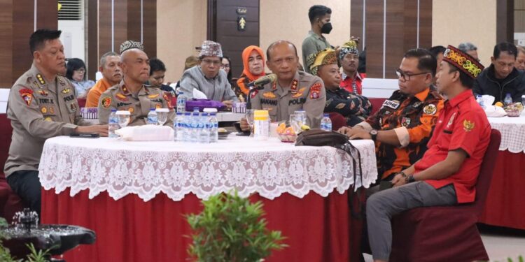 FOTO: RZL/MATAKALTENG - Kapolda Kalteng, Irjen Pol Nanang Avianto, saat bersilahturahmi bersama ormas dan paguyuban se-Kalteng.