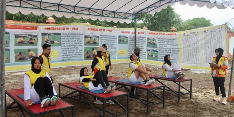 FOTO: RZL/MATAKALTENG - Para peserta seleksi Bintara Polri Tahun Anggaran 2023, saat melakukan tes sit up.