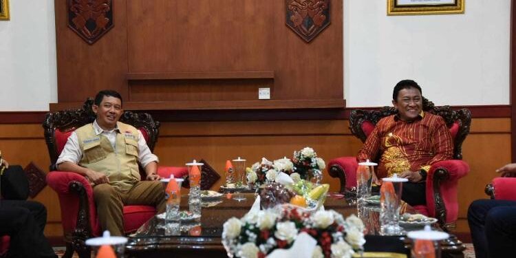 FOTO: MATAKALTENG - Wagub Kalteng, H Edy Pratowo, saat menyambut kedatangan Kepala BNPB RI, Letjen TNI Suharyanto, yang tiba bersamaan dengan Pangdam XII/Tanjungpura, Mayjen TNI Iwan Setiawan, di VIP Room Isen Mulang Bandara Tjilik Riwut.