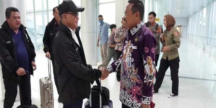 FOTO: VI/MATAKALTENG - Sekda Kalteng, H Nuryakin (batik ungu), saat menyambut kedatangan rombongan Komisi VII DPR RI.