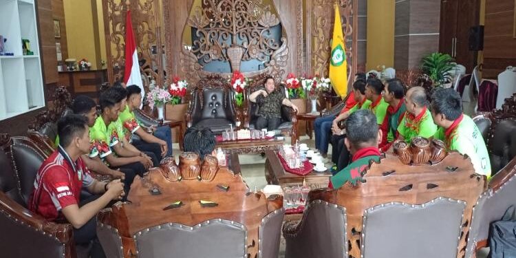 FOTO: DEVIANA/MATAKALTENG - Bupati Kotim, Halikinnor, saat menyambut kontingen voli di rumah, Sabtu 17 Juni 2023.