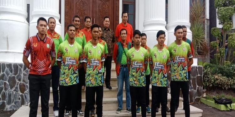 FOTO: DEVIANA/MATAKALTENG - Bupati Kotim, Halikinnor, saat melepas kontingen Kotim, Sabtu 17 Juni 2023.