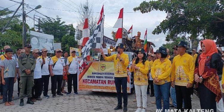 FOTO : DISKOMINFO SANTIK/MATAKALTENG - Bupati Gumas Jaya S Monong bersama Wakil Bupati Efrensia LP Umbing, dan forkopimda, ketika melepas para peserta karnaval budaya dan pawai pembangunan, di Taman Kota Kuala Kurun, Sabtu, 17 Juni 2023 sore.