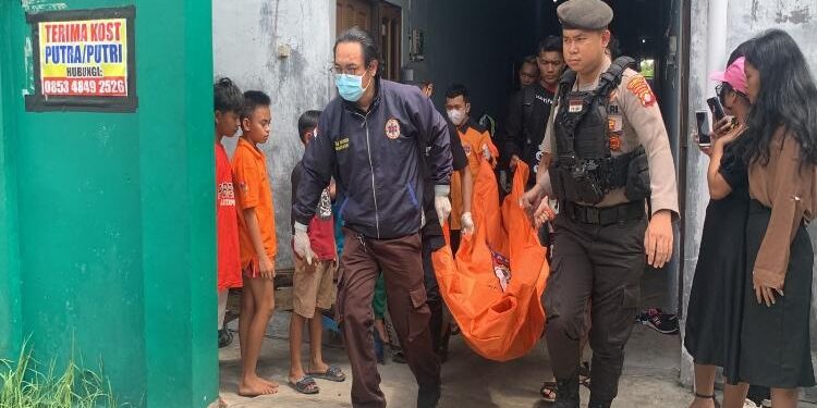 FOTO: RZL/MATAKALTENG - Jasad korban saat dievakuasi oleh Polresta Palangka Raya dan Tim ERP, ke RSUD dr. Doris Sylvanus Palangka Raya.