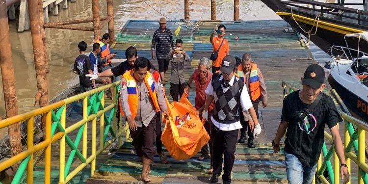 FOTO: RZL/MATAKALTENG - Tim ERP dan Polresta Palangka Raya serta Lazismu, saat mengevakuasi Jasad korban dari Sungai Kahayan.