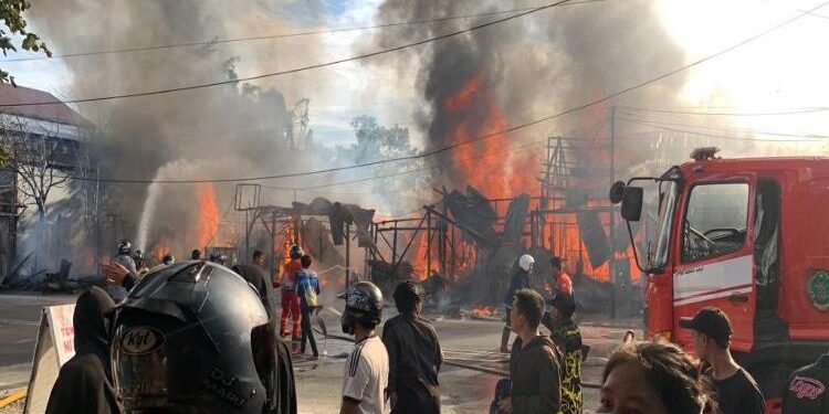 FOTO: RZL/MATAKALTENG - Kondisi bangunan saat dilakukan pemadaman oleh petugas.