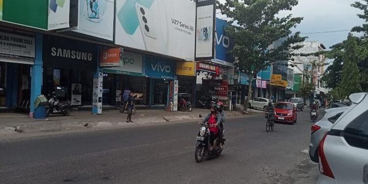 FOTO: AGUS/MATA KALTENG - Lokasi terjadi penjambretan, di Jalan Sutoyo, tepatnya depan Kusuka swalayan, Mentawa Baru Hulu, Kecamatan Mentawa Baru Ketapang, Kabupaten Kotawaringin Timur (Kotim). Senin, 19 Juni 2023.