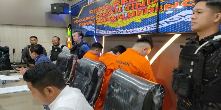 FOTO: RZL/MATAKALTENG - Ketiga terduga pelaku pembunuhan LT, pada saat dilakukan press release Ditreskrimum Polda Kalteng.