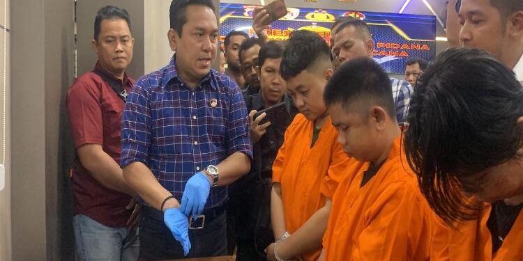 FOTO: RZL/MATAKALTENG - Ketiga terduga pelaku, saat diinterogasi oleh Direktur Reskrimum Polda Kalteng, Kombes Pol Faisal F Napitupulu (baju biru).