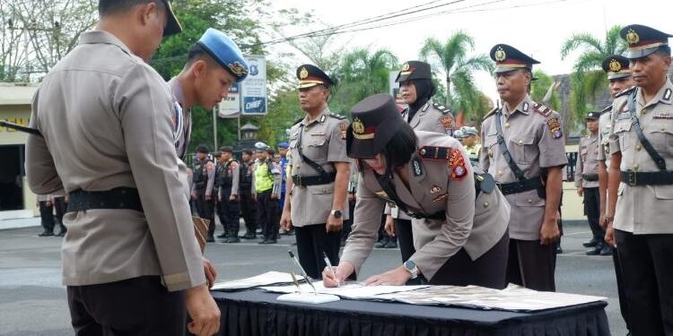 FOTO: IST/MATA KALTENG - Kapolres Kotim saat memimpin Sertijab perwira Polres Kotim, Selasa 20 Juni 2023.
