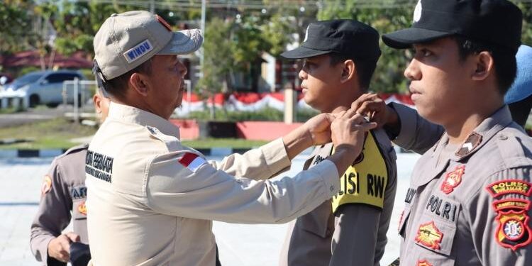 FOTO: AKH/MATAKALTENG - Bupati Sukamara, Windu Subagio saat mengukuhkan Polisi RW saat apel Kasat Kamling di Mapolres Sukamara.