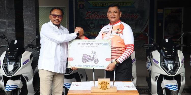 FOTO: RZL/MATAKALTENG - Serah terima sepeda motor listrik oleh perwakilan PT. Multi Tambang Jaya Utama kepada Direktur Lantas Polda Kalteng, AKBP RS Handoyo.