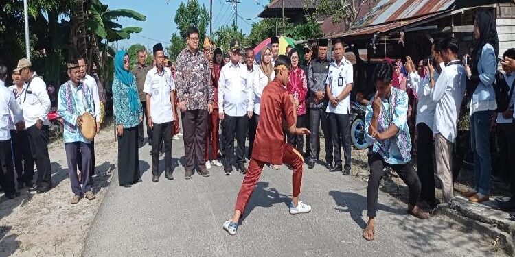 FOTO: DEVIANA/MATAKALTENG - Bupati Kotim, Halikinnor, bersama KPK RI, saat tiba di Desa Bagendang Hilir, Rabu, 21 Juni 2023.