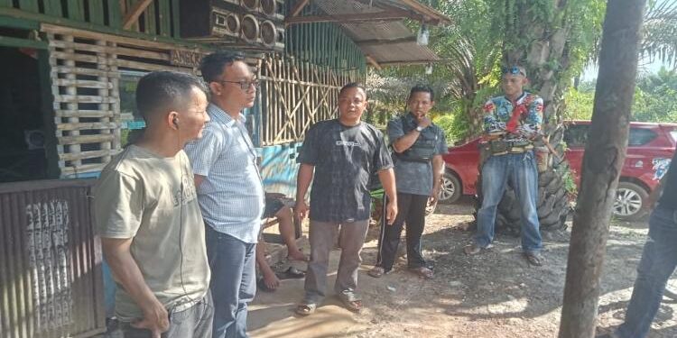 FOTO: ISTIMEWA/MATAKALTENG - Sejumlah masyarakat Desa Pelantaran, bersama anggota kepolisian setempat, pada saat berjaga di depan kebun kelapa sawit milik Alpin Lawrence Cs.