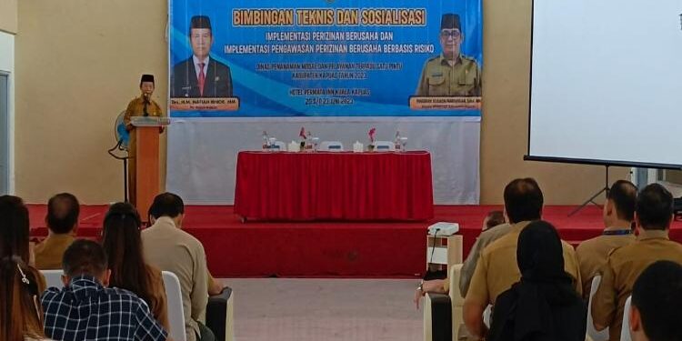 FOTO: GIA/MATAKALTENG - Plt Bupati Kapuas, HM Nafiah Ibnor, pada saat membuka bimbingan teknis dan sosialisasi implementasi perizinin berusaha berbasis mikro.