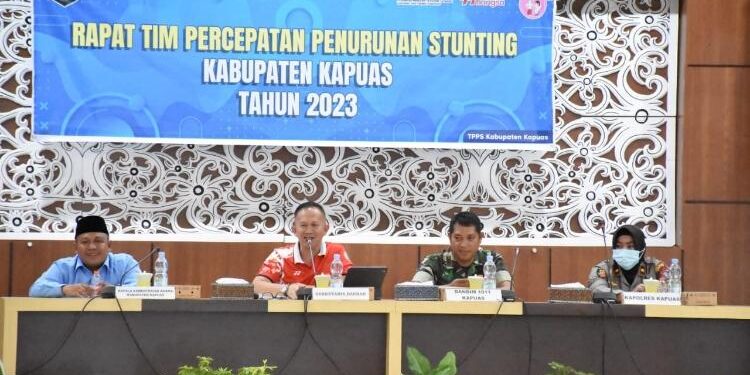 FOTO: MATAKALTENG - Sekretaris Daerah (Sekda) Kabupaten Kapuas, Septedy, pada saat memimpin rapat koordinasi percepatan penurunan stunting.
