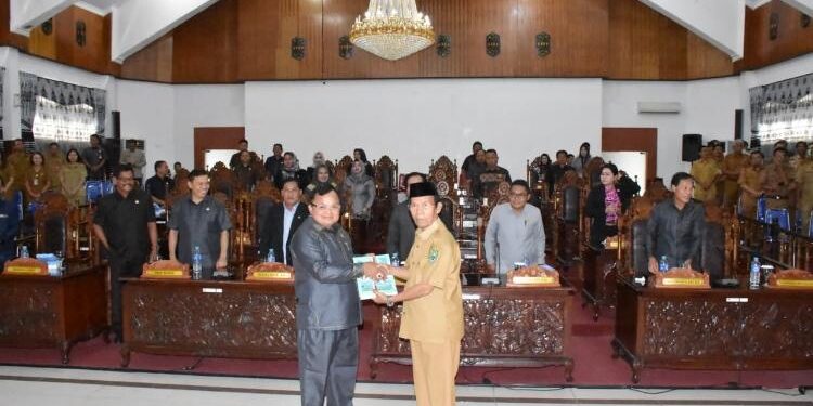 FOTO: GIA/MATAKALTENG - Plt Bupati Kapuas, HM Nafiah Ibnor, pada saat menyampaikan dua buah Raperda Tahun 2023.