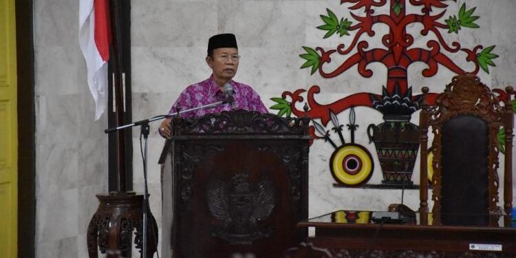 FOTO: GIA/MATAKALTENG - Plt Bupati Kapuas, HM Nafiah Ibnor, saat menjawab pemandangan umum Fraksi DPRD setempat.