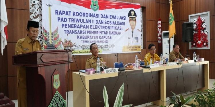 FOTO: ANGGA/MATAKALTENG - Plt Bupati Kapuas, HM Nafiah Ibnor saat membuka rapat.