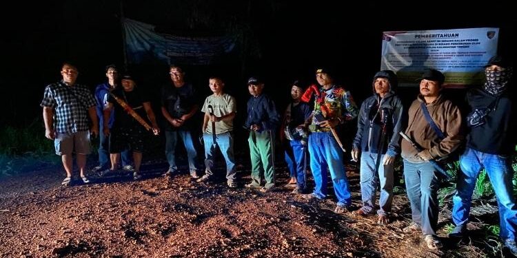 FOTO: ISTIMEWA/MATAKALTENG - Masyarakat Desa Pelantaran, saat melakukan penjagaan di depan kebun kelapa sawit milik Alpin Lawrence Cs.