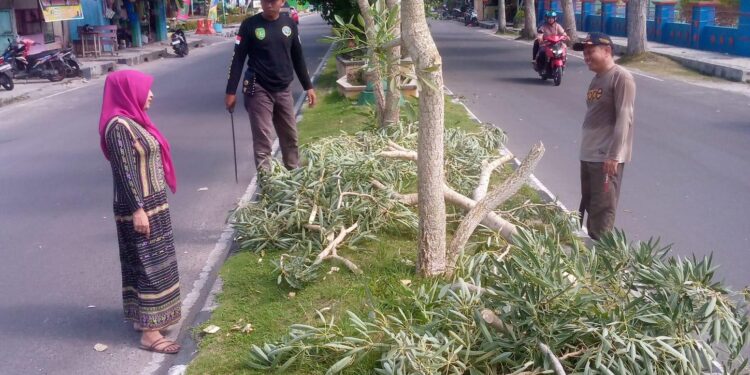 FOTO: AKH/MAKA - Perbaikan rambu lalu lintas di salah satu ruas jalan Tjilik Riwut.