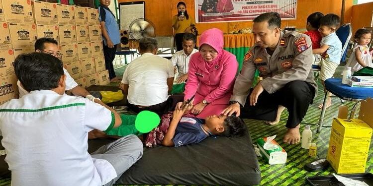 FOTO: IST/MATA KALTENG - Kegiatan Khitan massal yang diselenggarakan oleh Polsek Antang Kalang dalam rangka  HUT Bhayangkara ke 77 tahun 2023 di Puskesmas Tumbang Kalang, Kecamatan Antang Kalang, Kotim. 
