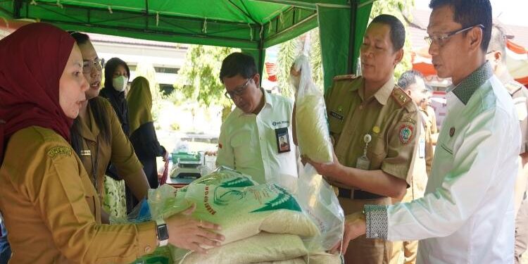 FOTO: VI/MATAKALTENG - Staf Ahli Gubernur Bidang Ekonomi, Keuangan, dan Pembangunan, Yuas Elko, pada saat meninjau Gerakan Pasar Murah (GPM).