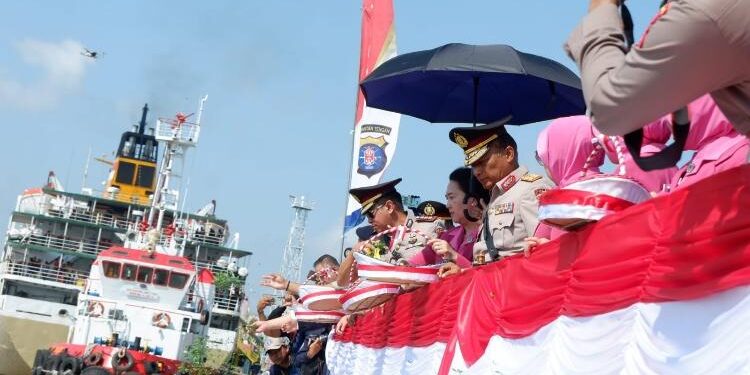 FOTO: AGUS/MATA KALTENG - Kegiatan tabur bunga di Sungai Mentaya, Kota Sampit oleh Kapolda Kalteng dalam memperingati HUT Bhayangkara ke 77 tahun, Selasa 27 Juni 2023.