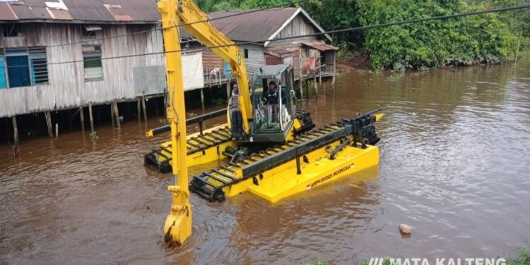 FOTO : DEVIANA/MATAKALTENG - Alat excavator ampibi milik Pemkab Kotim saat uji coba, Jumat 30 Juni 2023.
