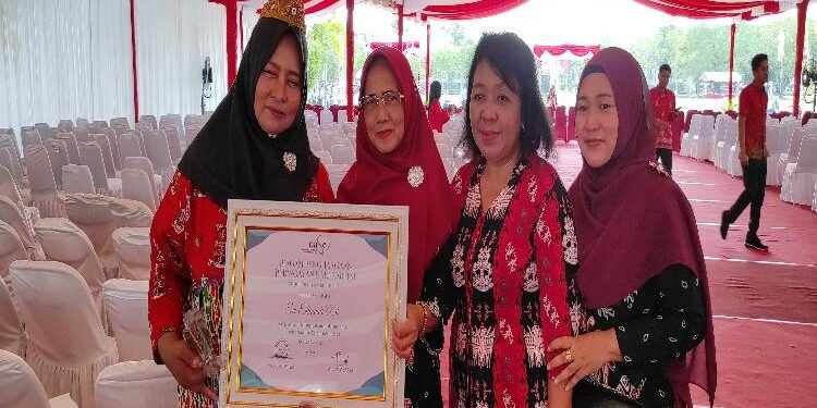 FOTO: VI/MATAKALTENG - KWT Harapan Baru saat menerima Penghargaan dari OASE.