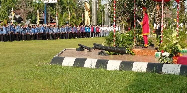 FOTO: DEVIANA/MATAKALTENG - Bupati Kotim, Halikinnor, saat memimpin upacara memperingati Hari Kelahiran Pancasila, Kamis 1 Juni 2023.